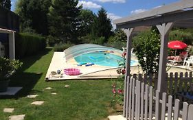 Studio avec piscine privee jardin clos et wifi a Saint Jean d'Angely