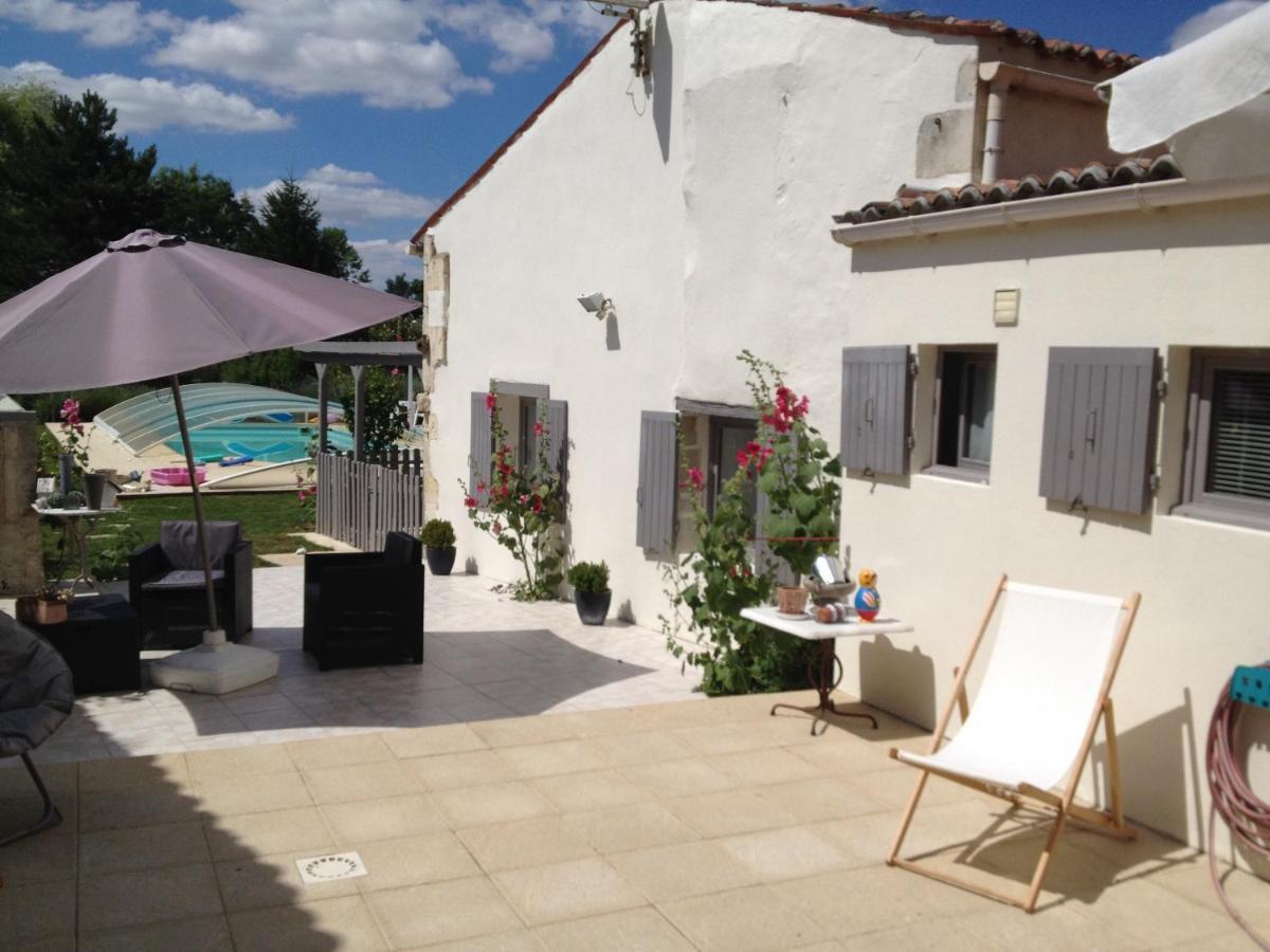 Studio avec piscine privee jardin clos et wifi a Saint Jean d'Angely Extérieur photo