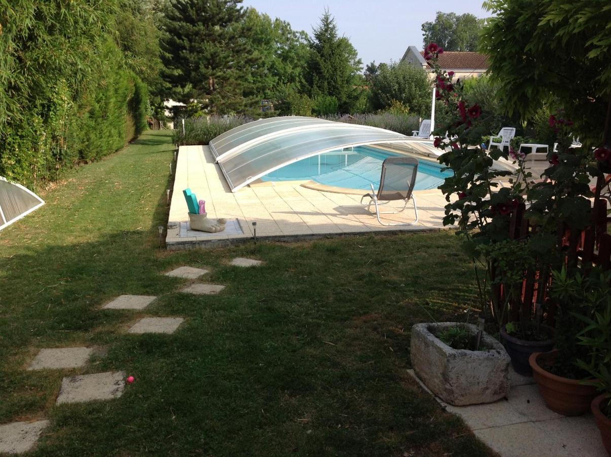 Studio avec piscine privee jardin clos et wifi a Saint Jean d'Angely Extérieur photo
