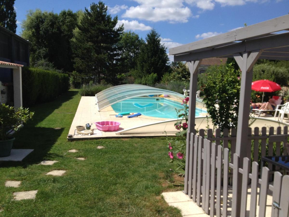 Studio avec piscine privee jardin clos et wifi a Saint Jean d'Angely Extérieur photo